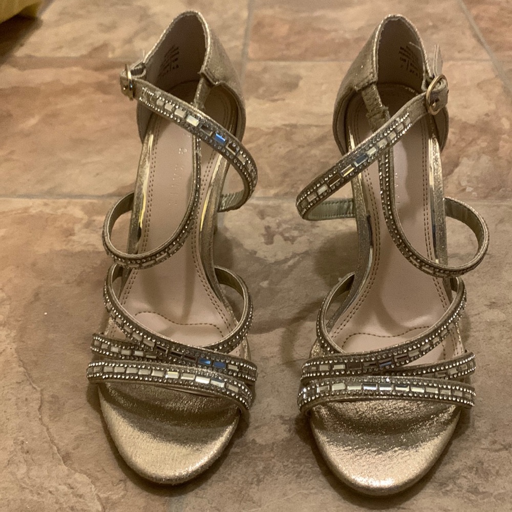 Strap sandals